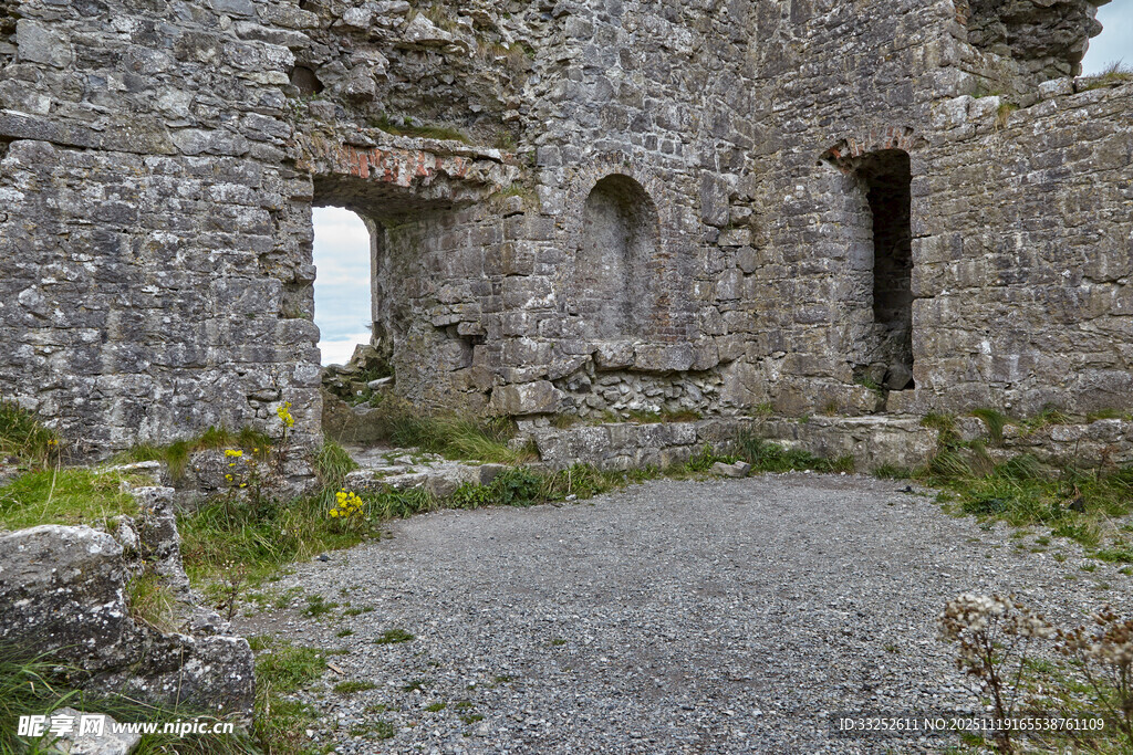 古老石砌城堡内景一隅