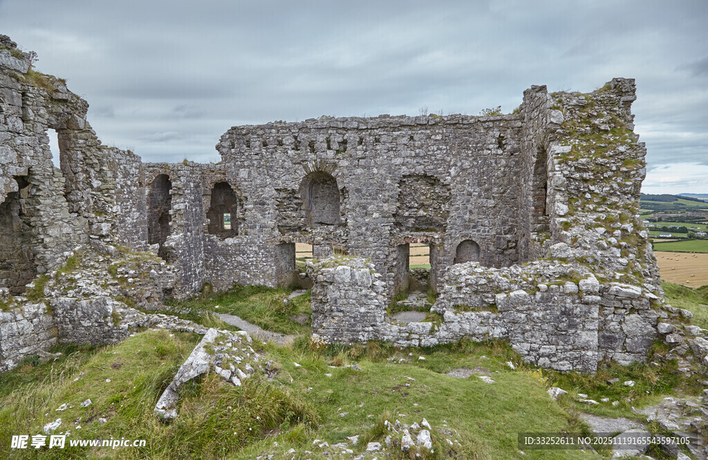 古老石砌废墟的沧桑景致