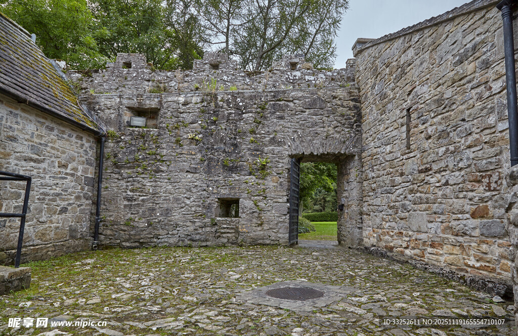 古老石砌建筑庭院遗迹
