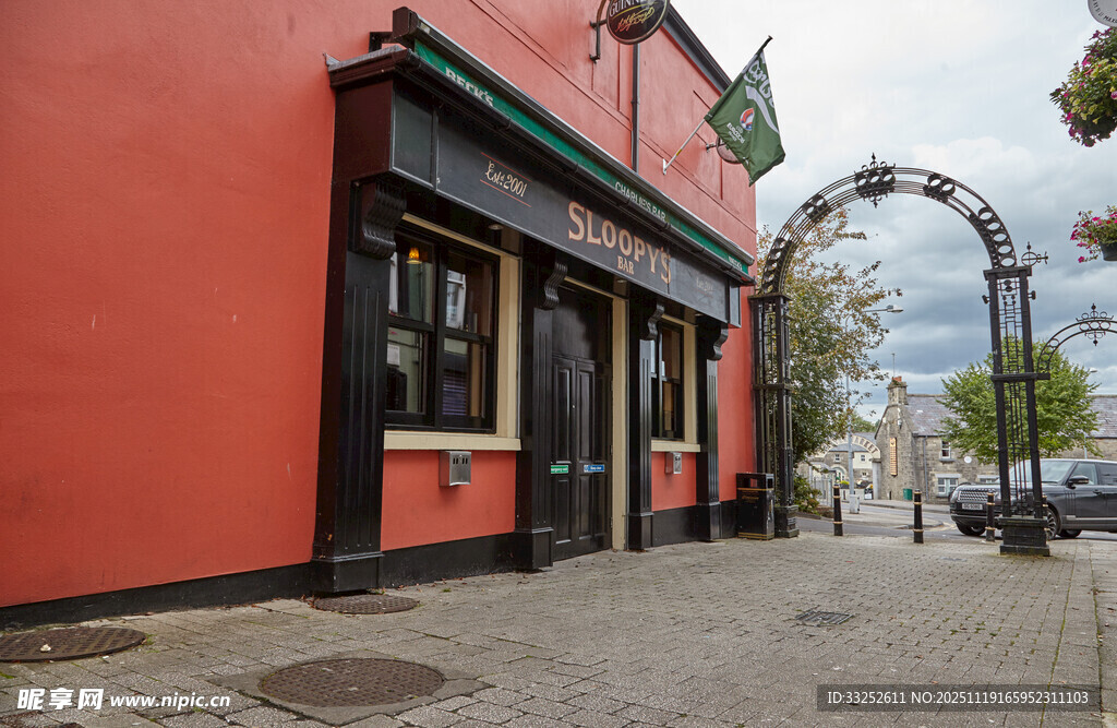 红色建筑旁的街道景象