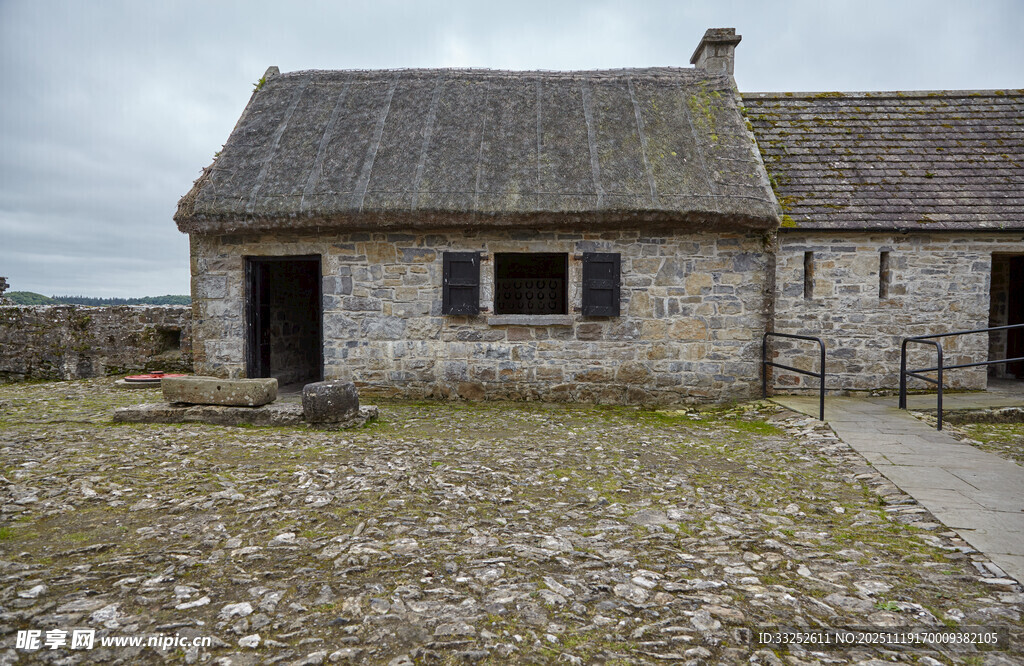 古朴石屋 静立荒野之中