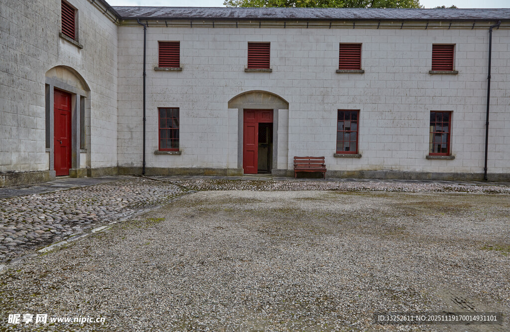复古红门白墙建筑庭院