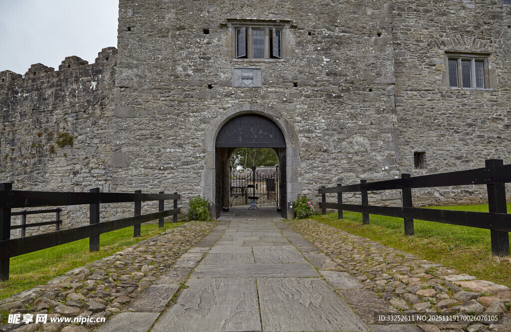 古老石砌城堡的静谧入口
