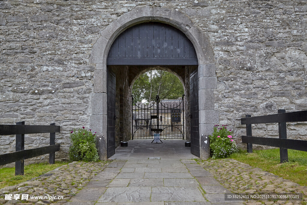 古老石拱门通道景观