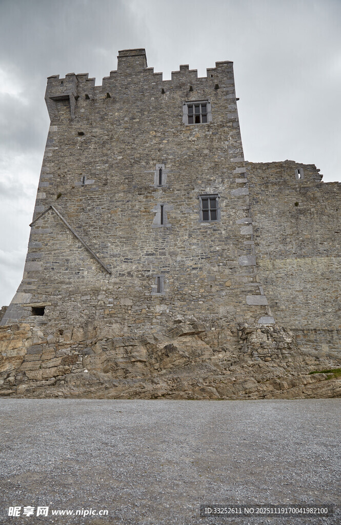 古老城堡屹立于空旷之地