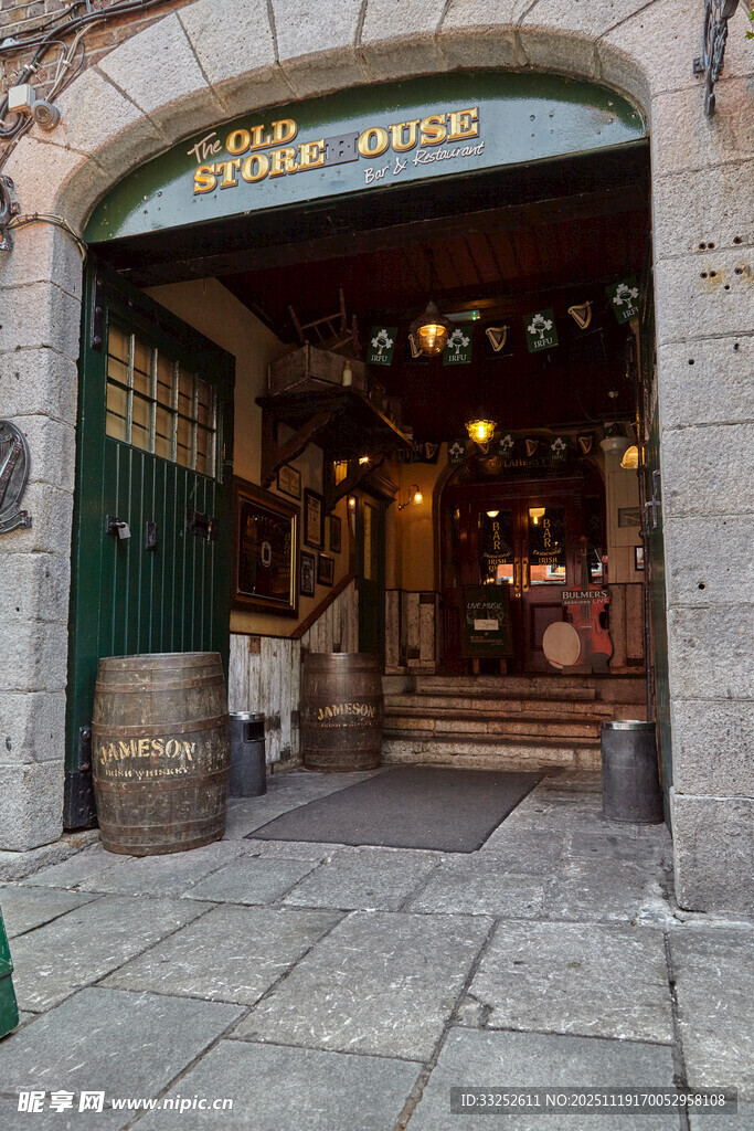 复古酒馆入口场景