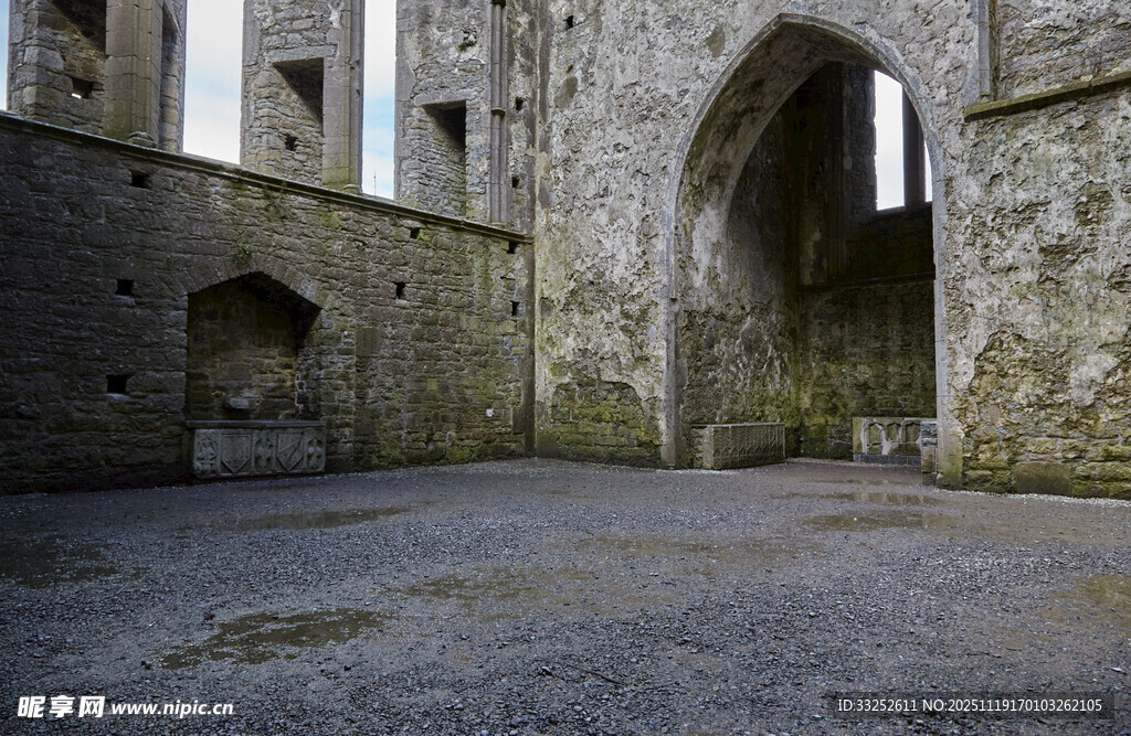 古老石砌建筑庭院一角