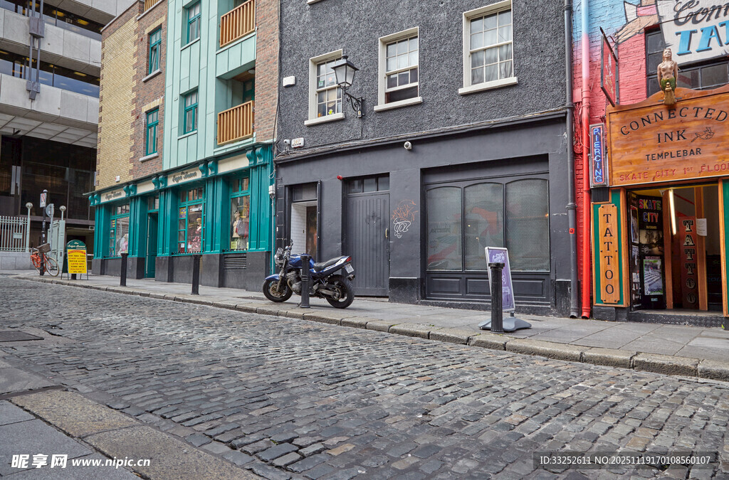 多彩街道上的静谧一角