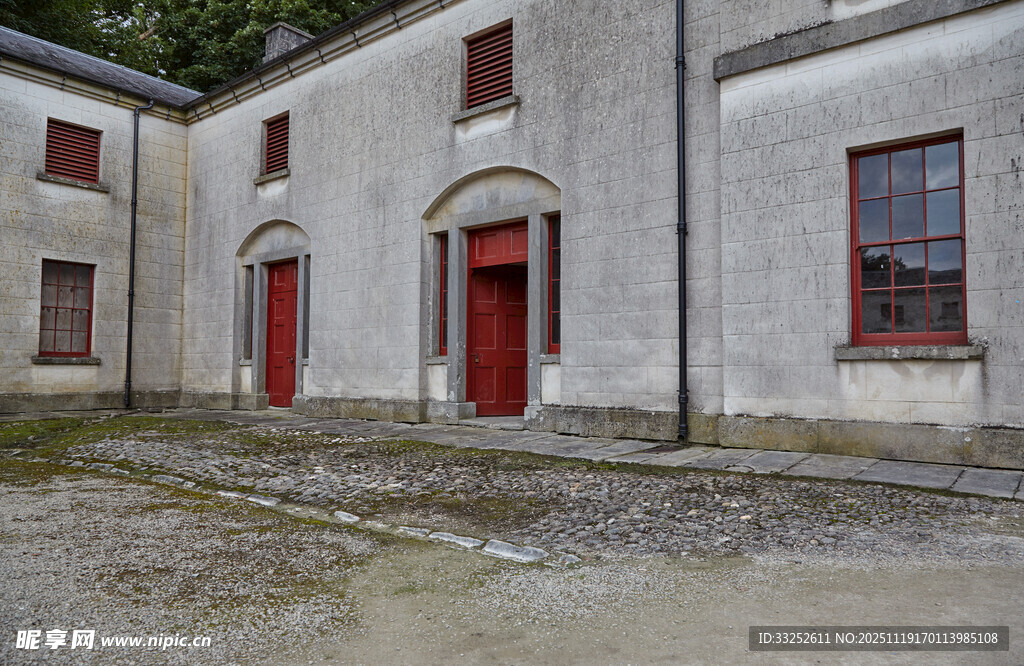 老旧建筑红门与斑驳墙面