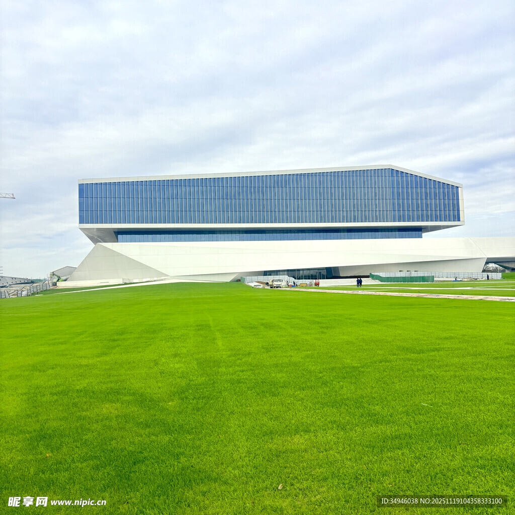 现代建筑旁的翠绿草地