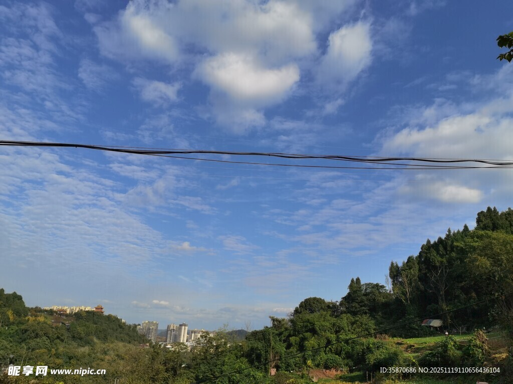 蓝天绿树间的自然景致