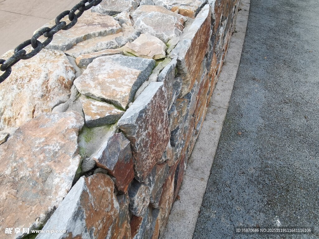 石砌墙面与铁链景观