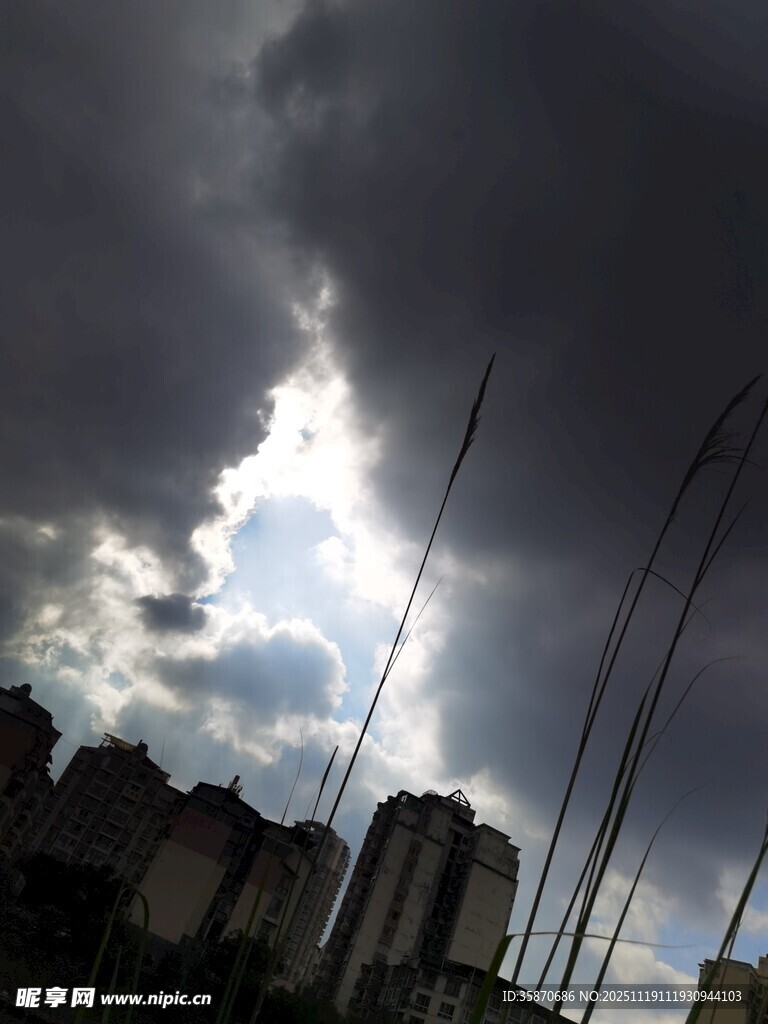 乌云下的城市天际线