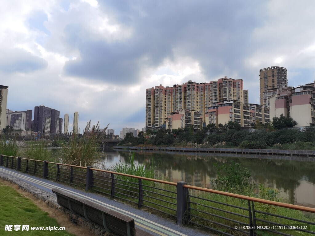 河畔城市景观宁静美好