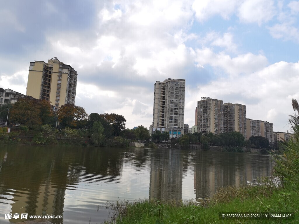 河畔高楼倒映于碧水之上