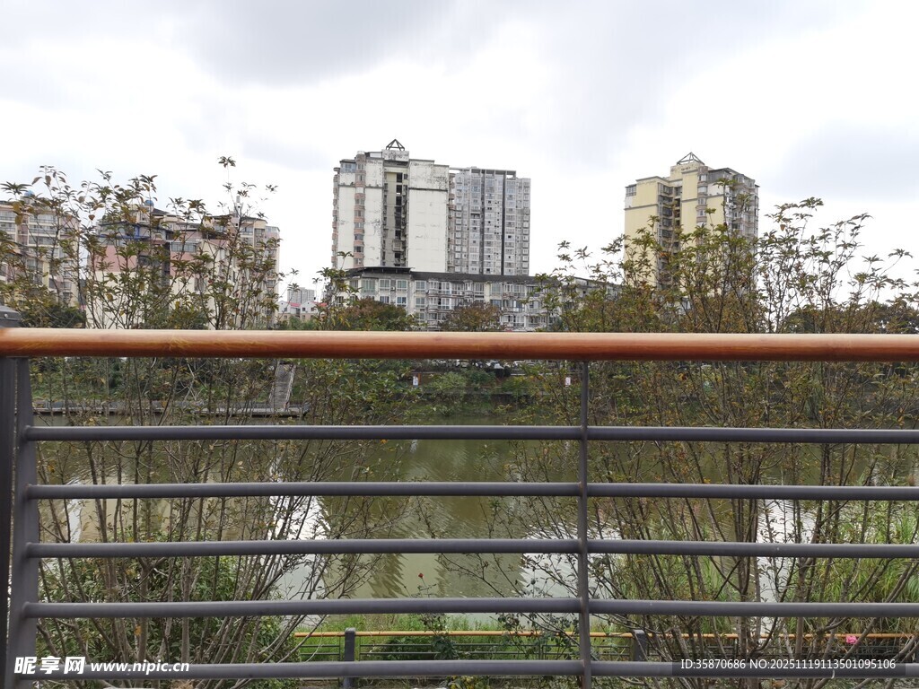 城市河畔栏杆后的建筑景观