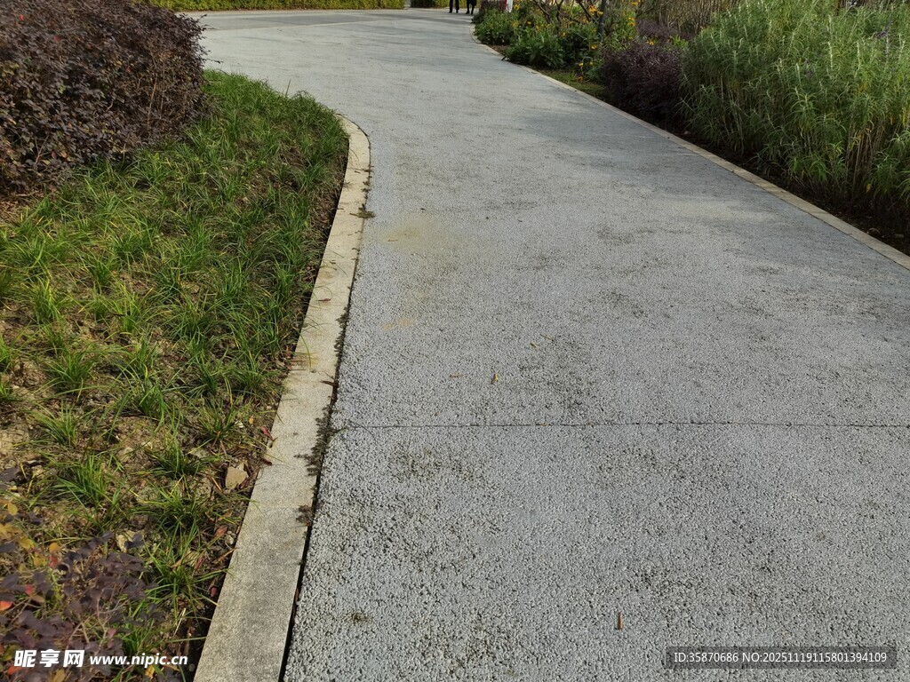 蜿蜒的户外水泥小径