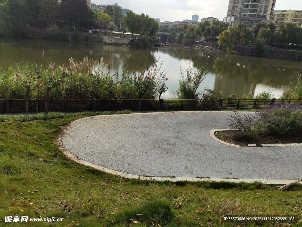 湖畔小径自然静谧风光