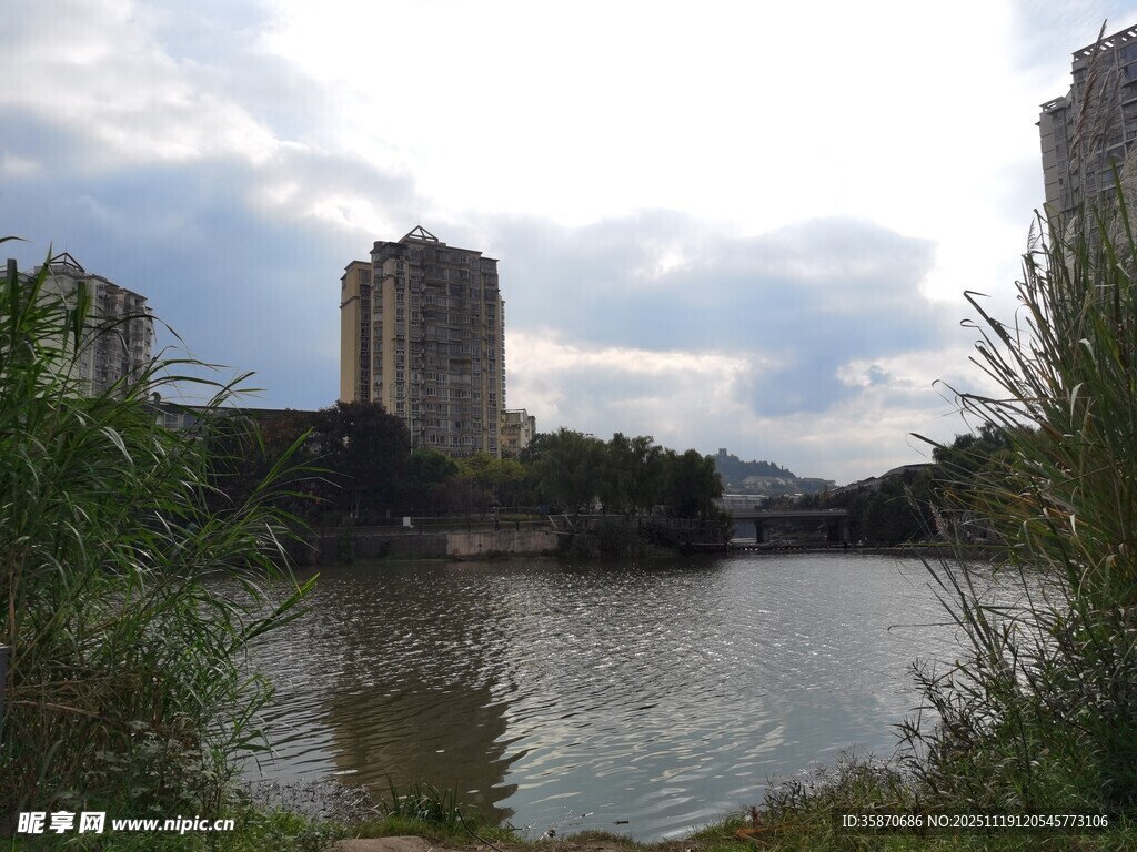 河畔高楼与自然景致