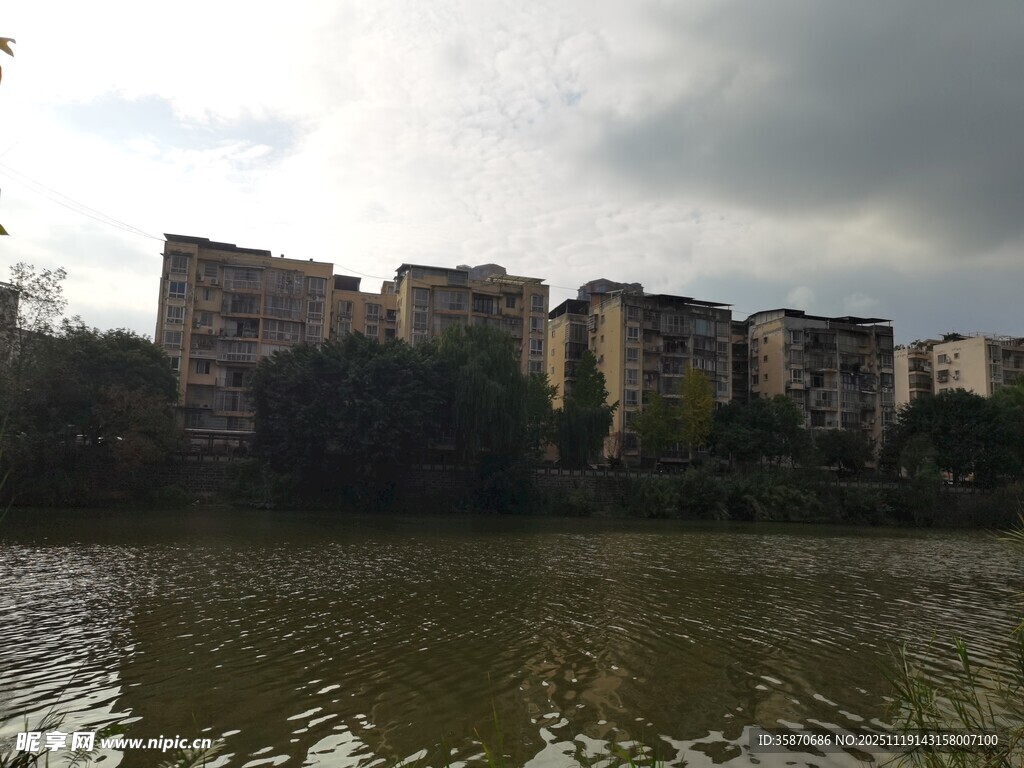湖畔楼房阴云下的景致