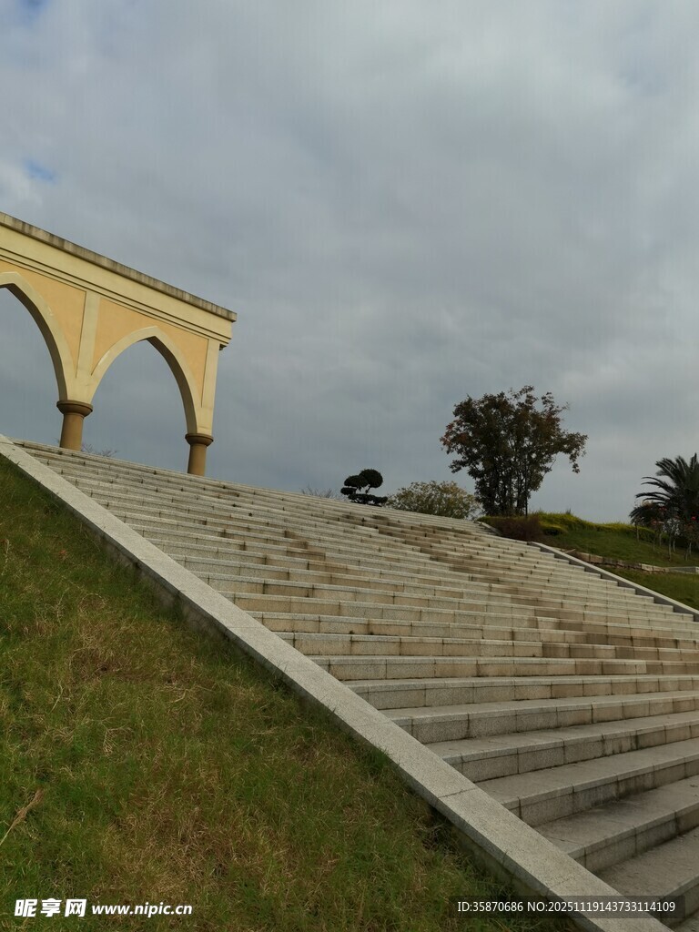 户外阶梯与拱形建筑景观
