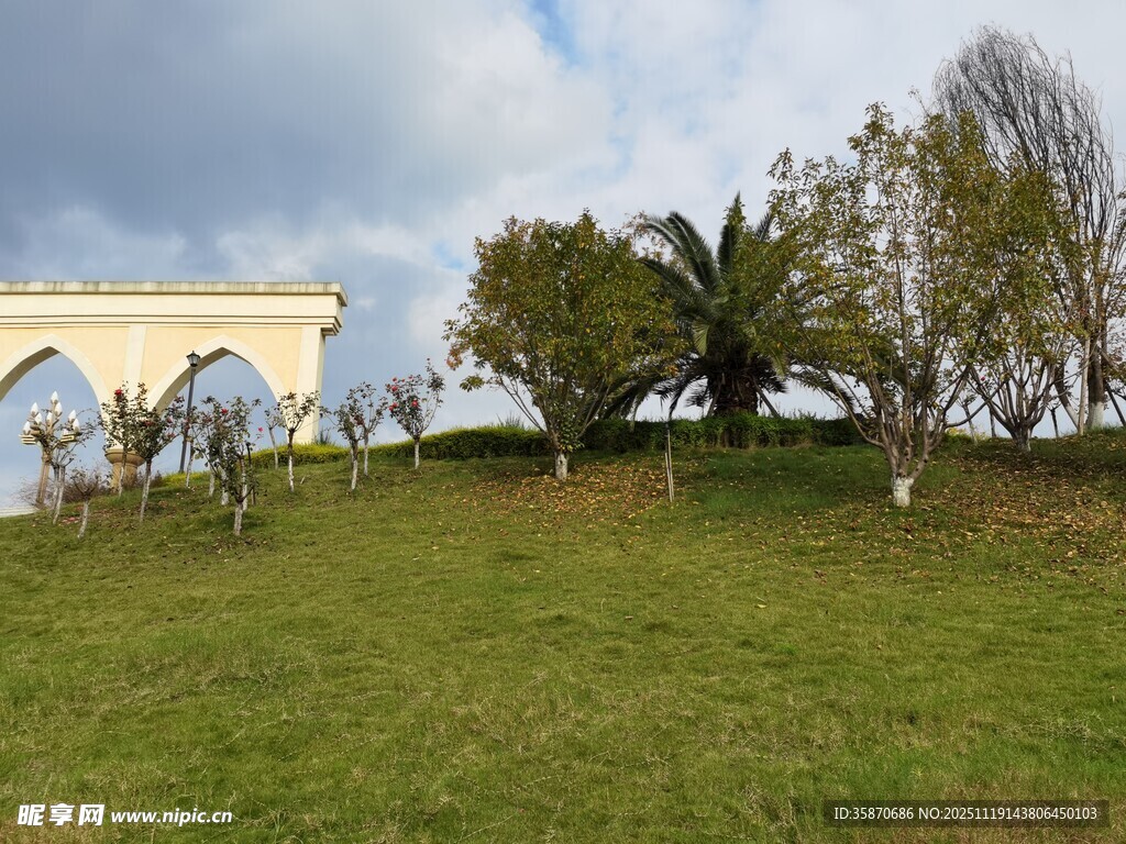 户外草地与拱形建筑景观
