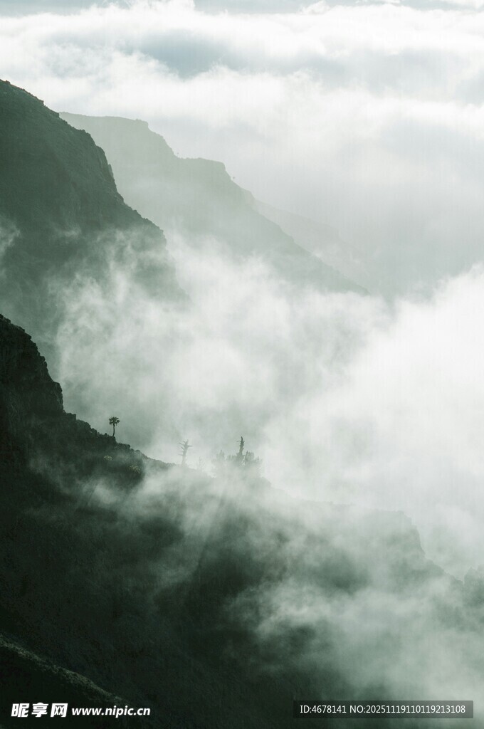 云雾缭绕的壮美山峦