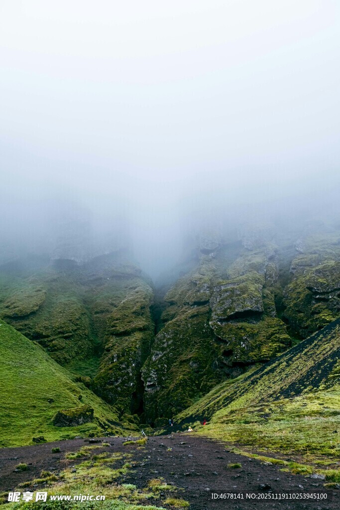云雾缭绕的山间绿野