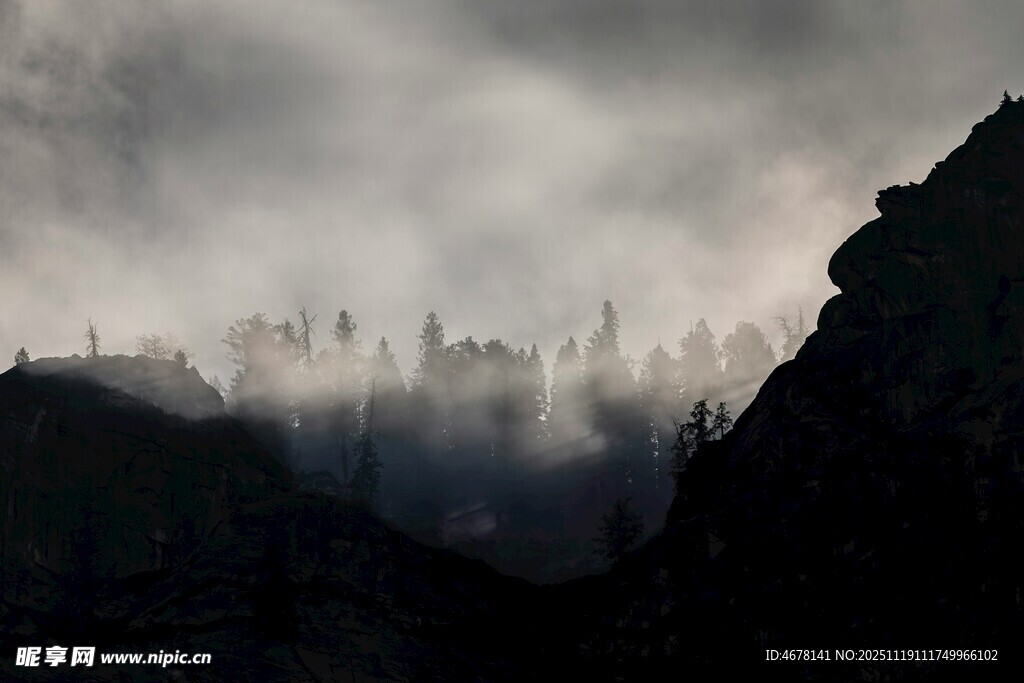 云雾缭绕的山间景致