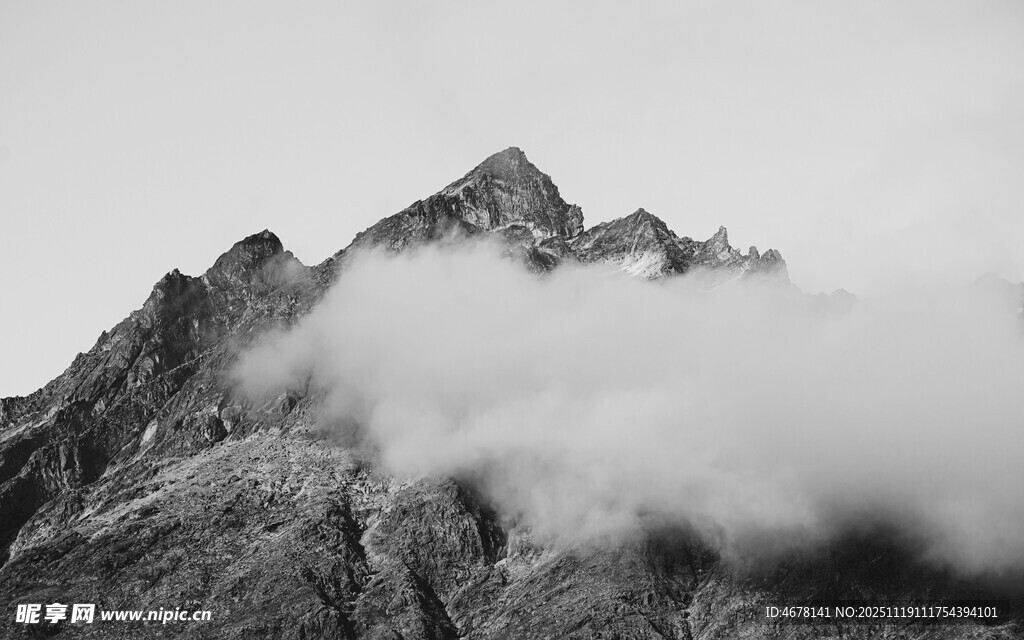 云雾缭绕的巍峨山峰