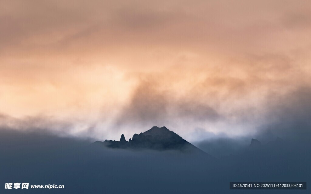 云雾缭绕中的巍峨山峰