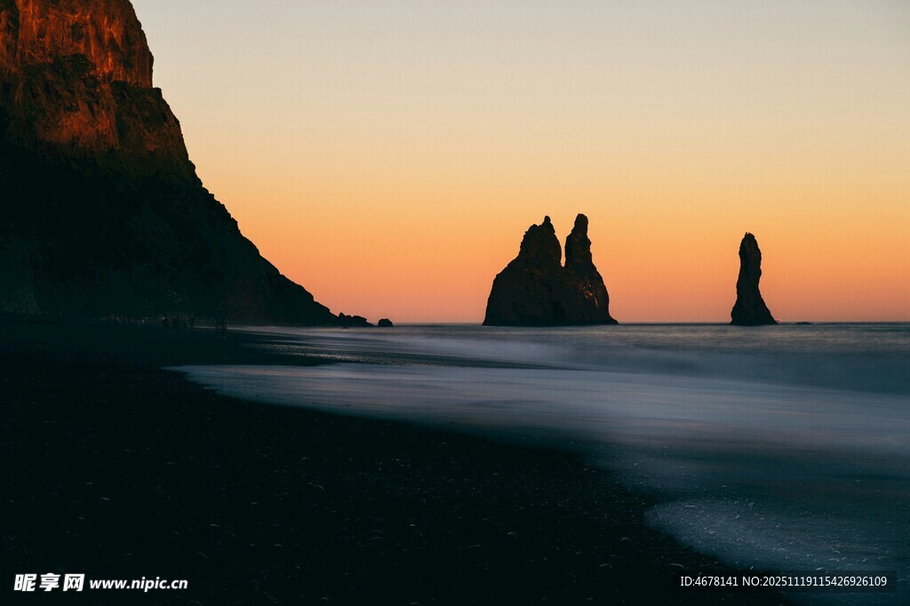 日落时分的海边独特岩景