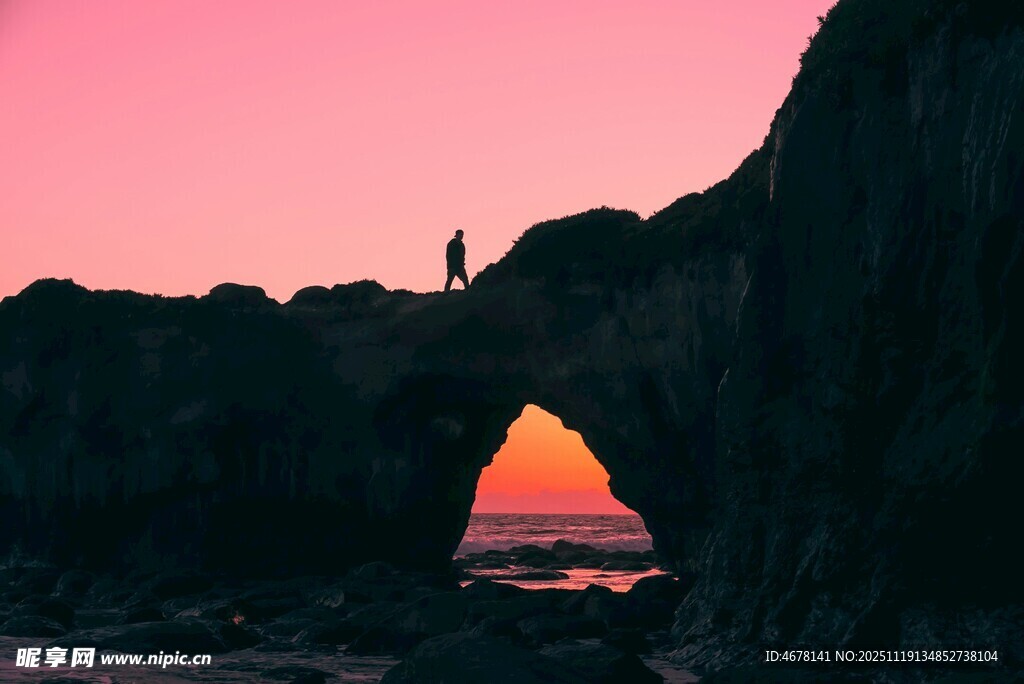 夕阳下岩洞中孤独的身影