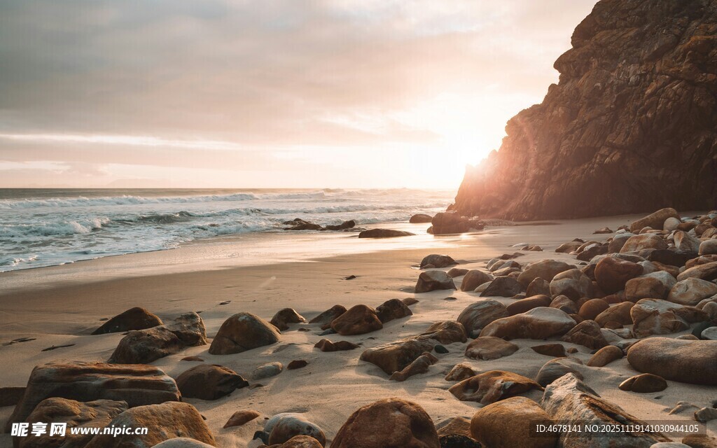 夕阳下的海滩礁石美景