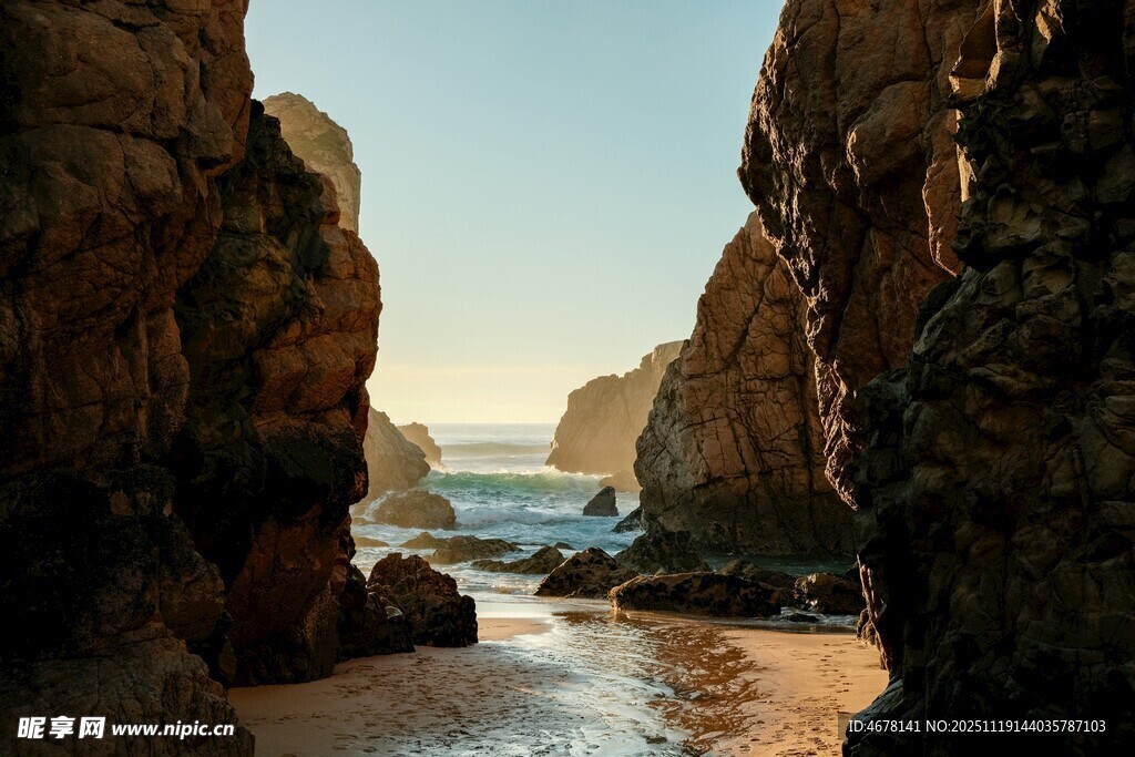 海边岩石间的美丽景致