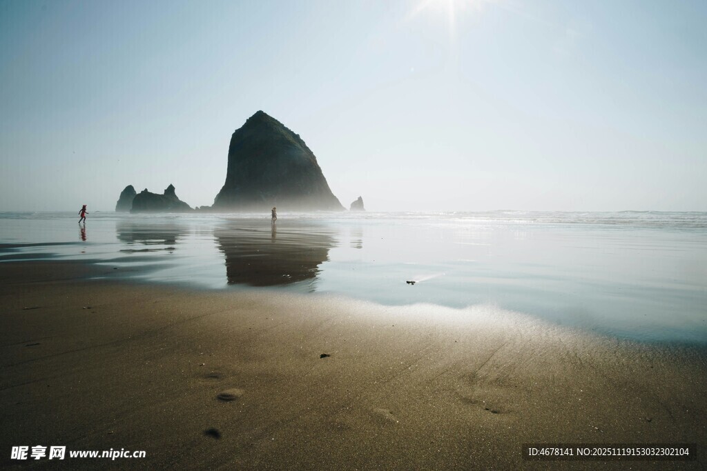 海边孤岩的静谧美景