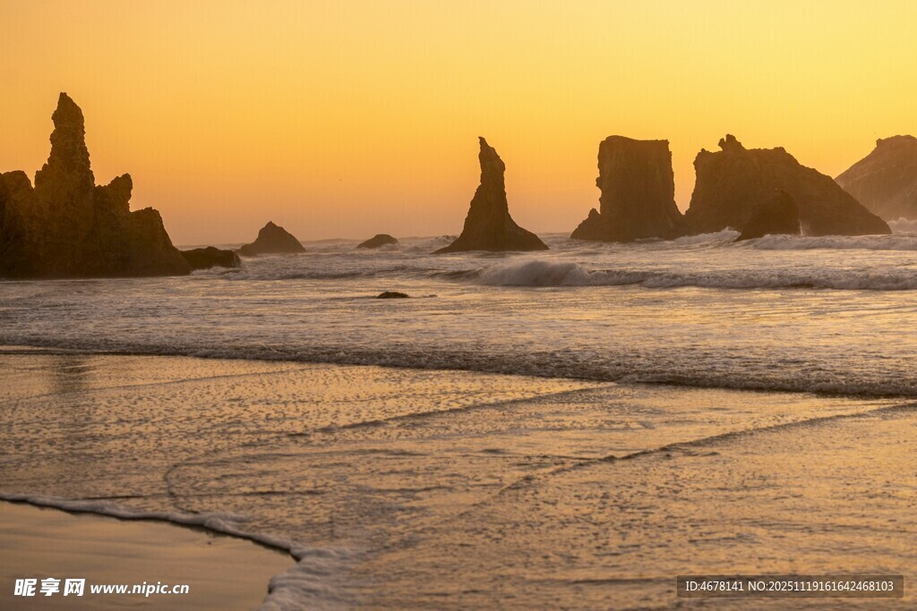夕阳下的海边壮丽岩石景观