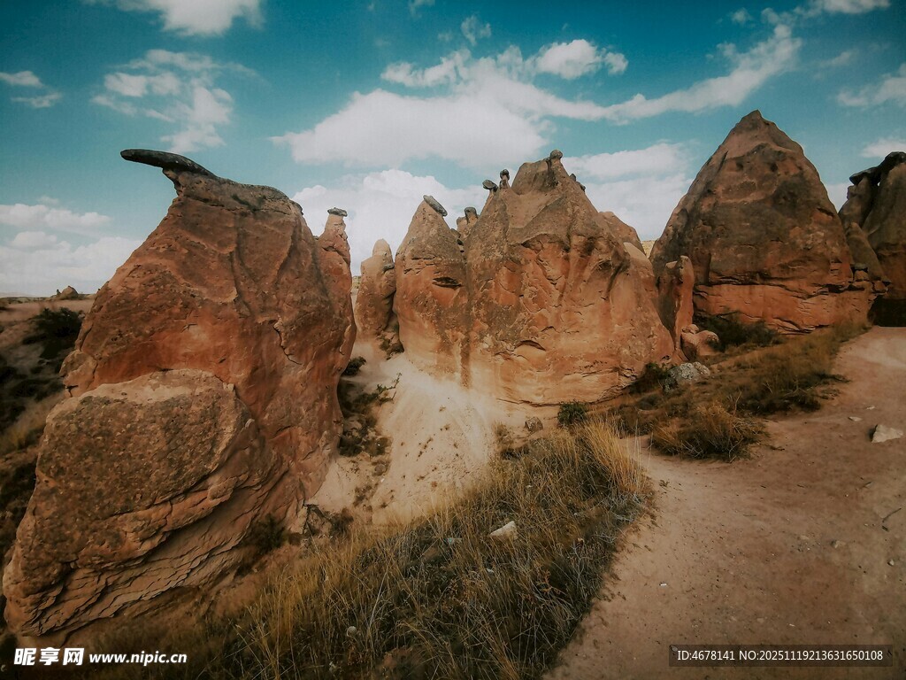 卡帕多西亚独特岩石地貌景观
