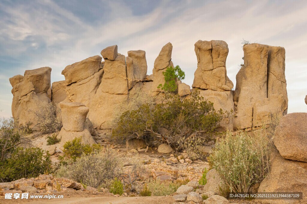 沙漠中的奇特岩石景观