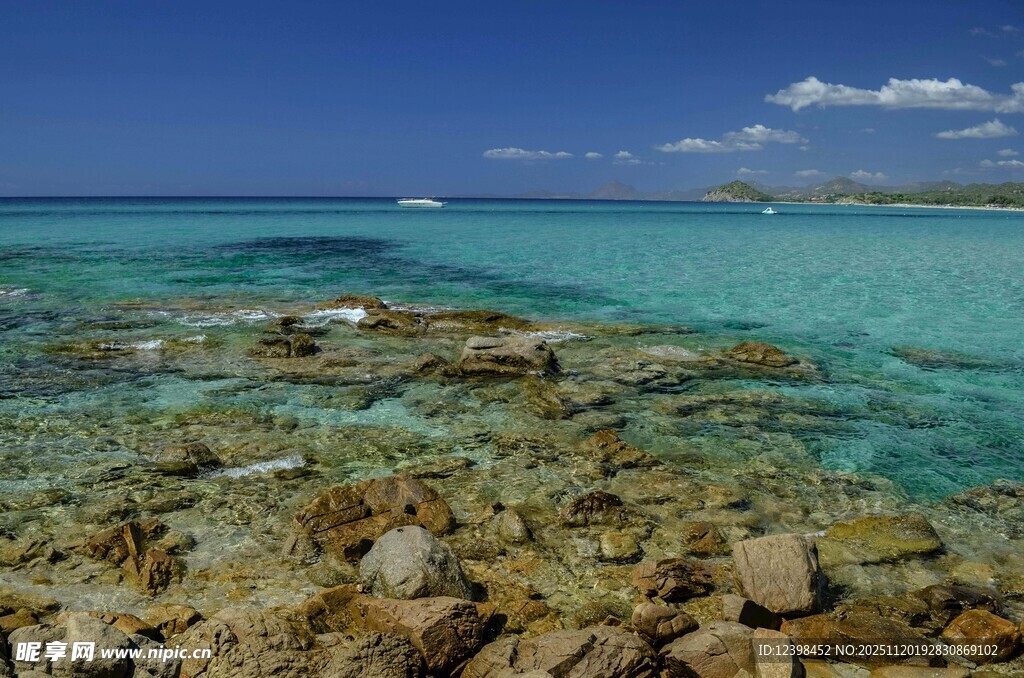 清澈海域中的礁石景观