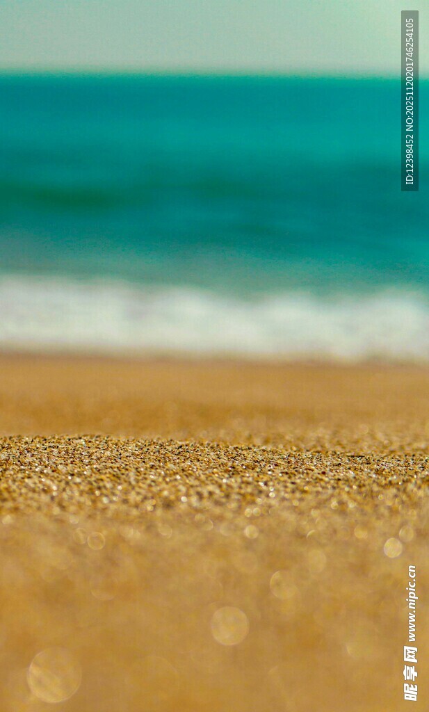 金色沙滩与碧蓝海浪