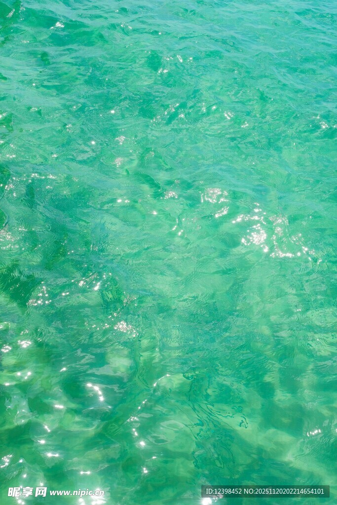清澈碧绿的海水
