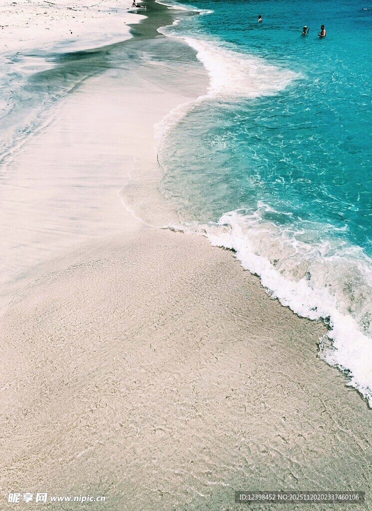 美丽海滩的迷人海岸线