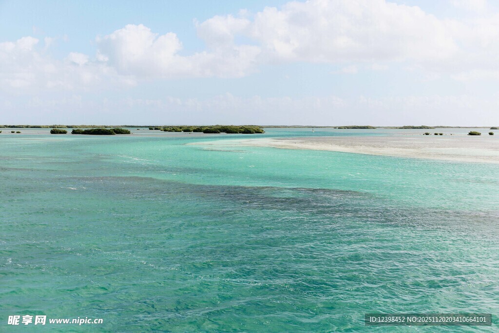 美丽海岛的澄澈碧蓝海水