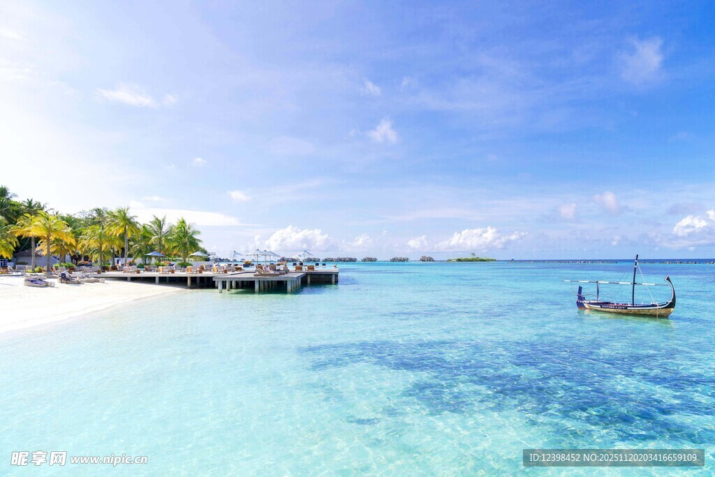 美丽海岛的清澈蓝色海域