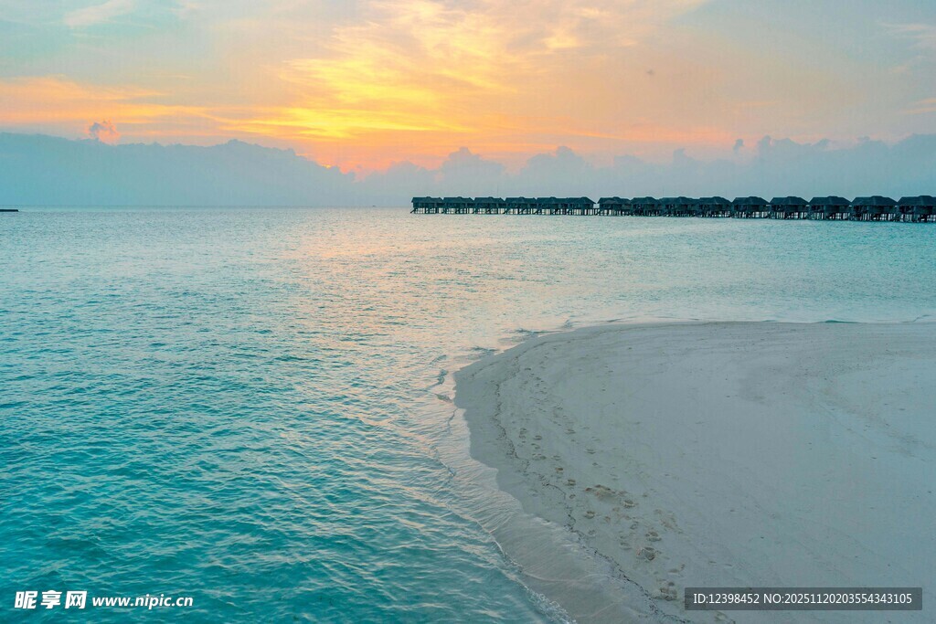 梦幻海滩的绝美日落景色