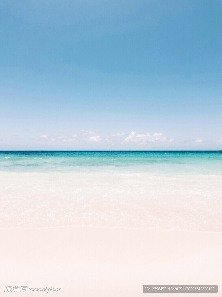 纯净海滩与蔚蓝大海