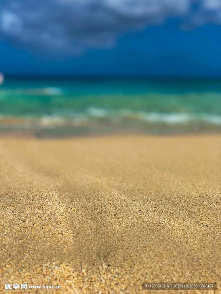 金色沙滩与远方碧海蓝天