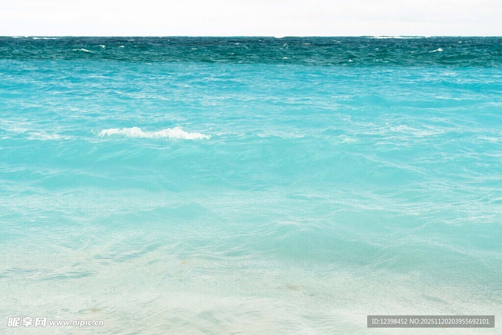 清澈蓝海水波荡漾