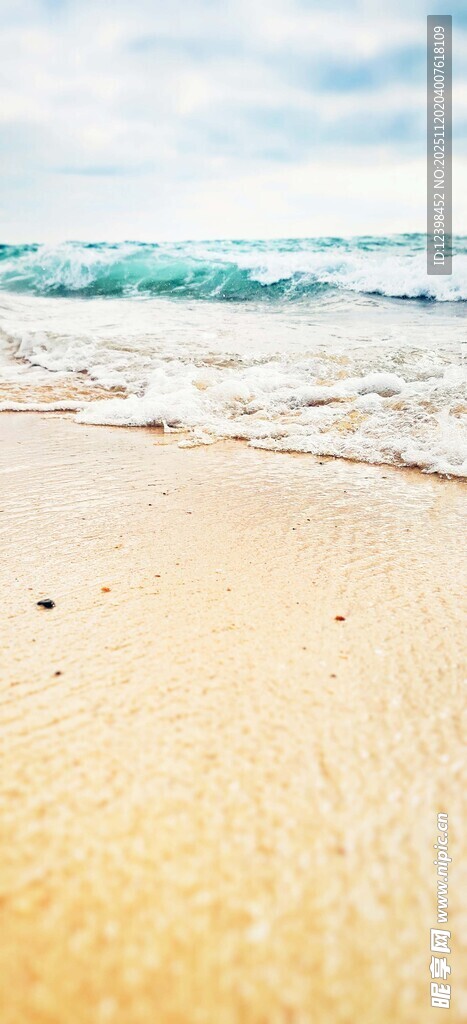 金色沙滩与海浪美景